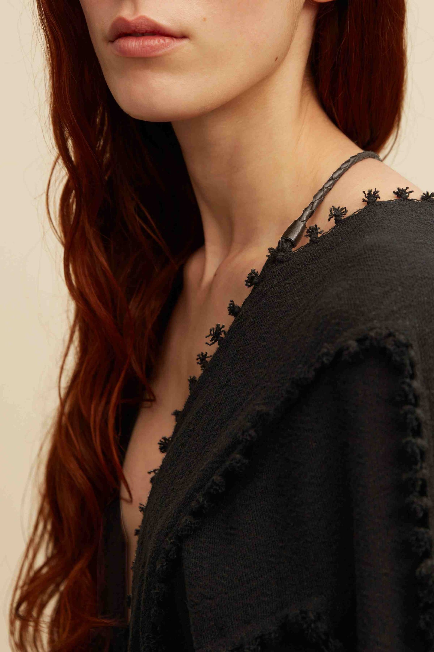 YALCHEN KNOTS CAPE - BLACK