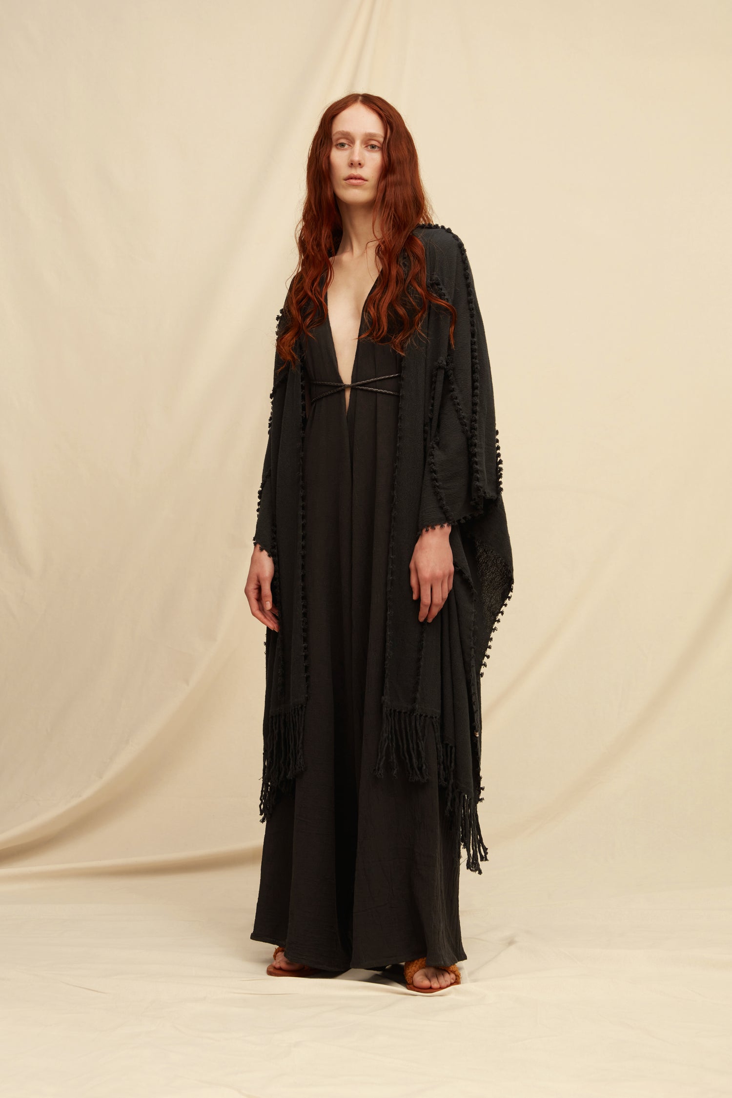 YALCHEN KNOTS CAPE - BLACK Hover Image
